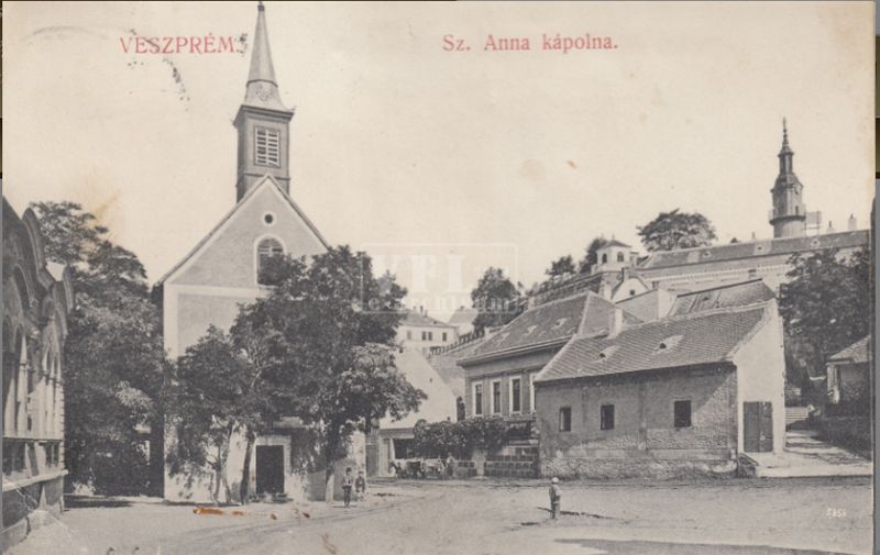 A kápolna az 1925. évi bővítés előtt, nézet a vár felé. (Fotó: 1910. körüli képeslap, VFL)