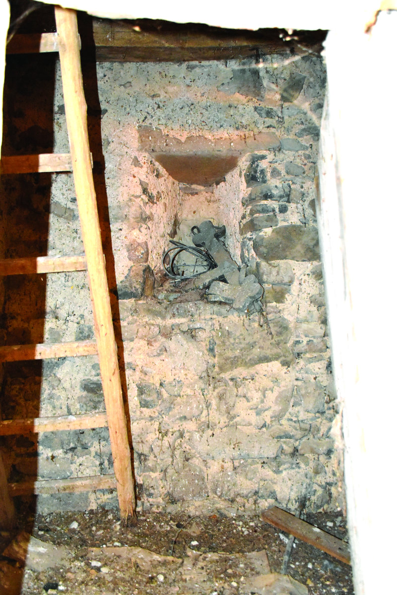 A torony nyugatra néző, elfalazott ablaka belülről 