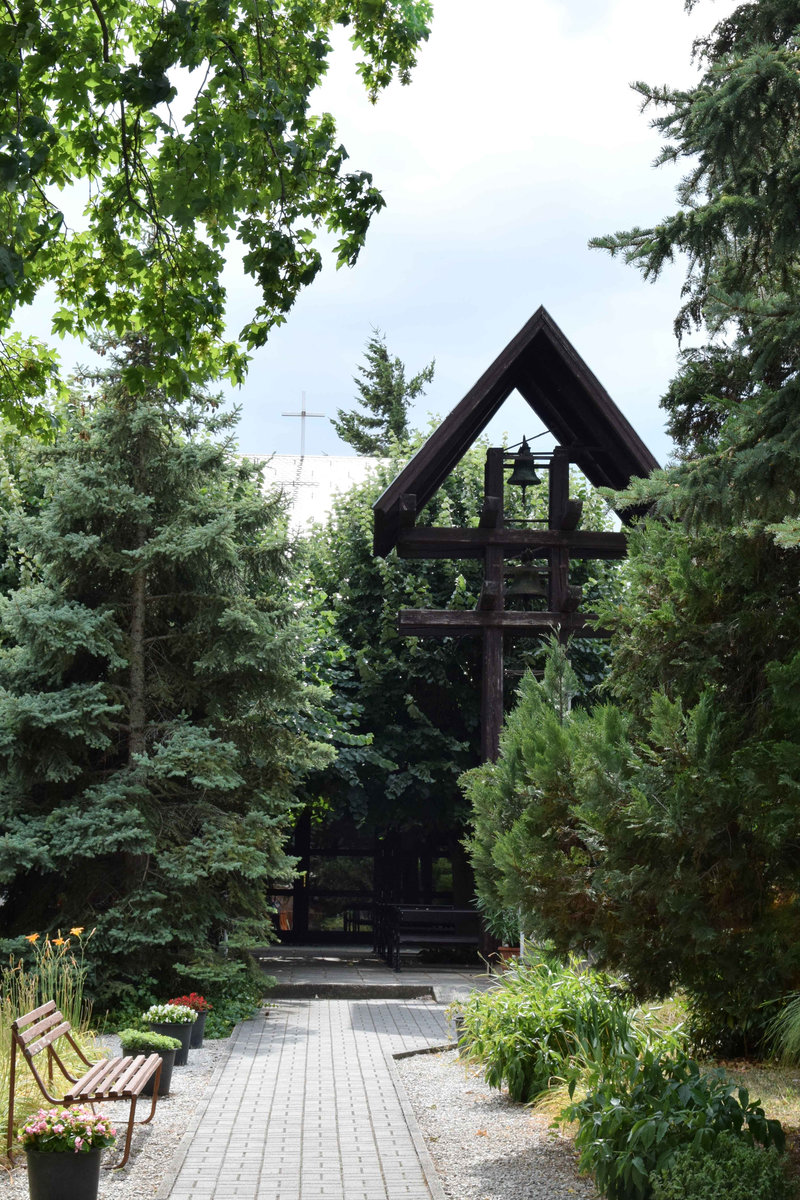 A templom felé vezető kerti út az Endrődi utcai kapuból (Fotó: Simon Anna, 2025)