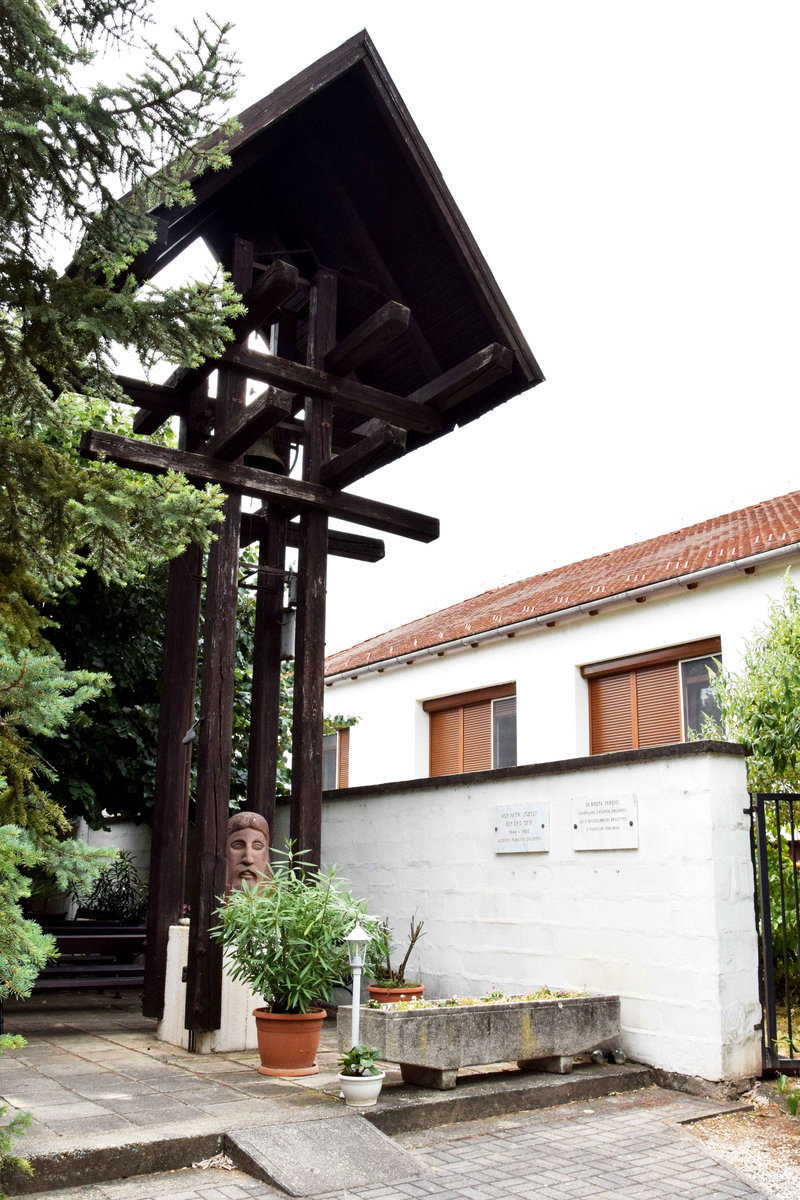 A főhomlokzat előtti nyitott előtér és harangláb a Szlezák-féle haranggal (Fotó: Simon Anna, 2025)