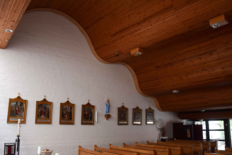 A templomtér a szentélyfaltól a bejárat felé, az oldalfalon kirajzolódik a födém hullámzó vonala. (Fotó: Simon Anna, 2025)