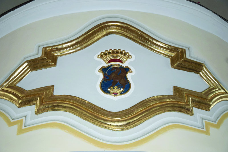 Két címerábrázolás a kegyúr Eszterházyak címerével: az orgonakarzat mellvédjén és a kőkeretes kapun 