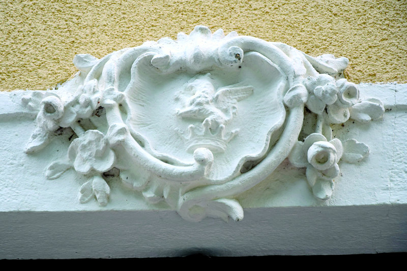 Két címerábrázolás a kegyúr Eszterházyak címerével: az orgonakarzat mellvédjén és a kőkeretes kapun