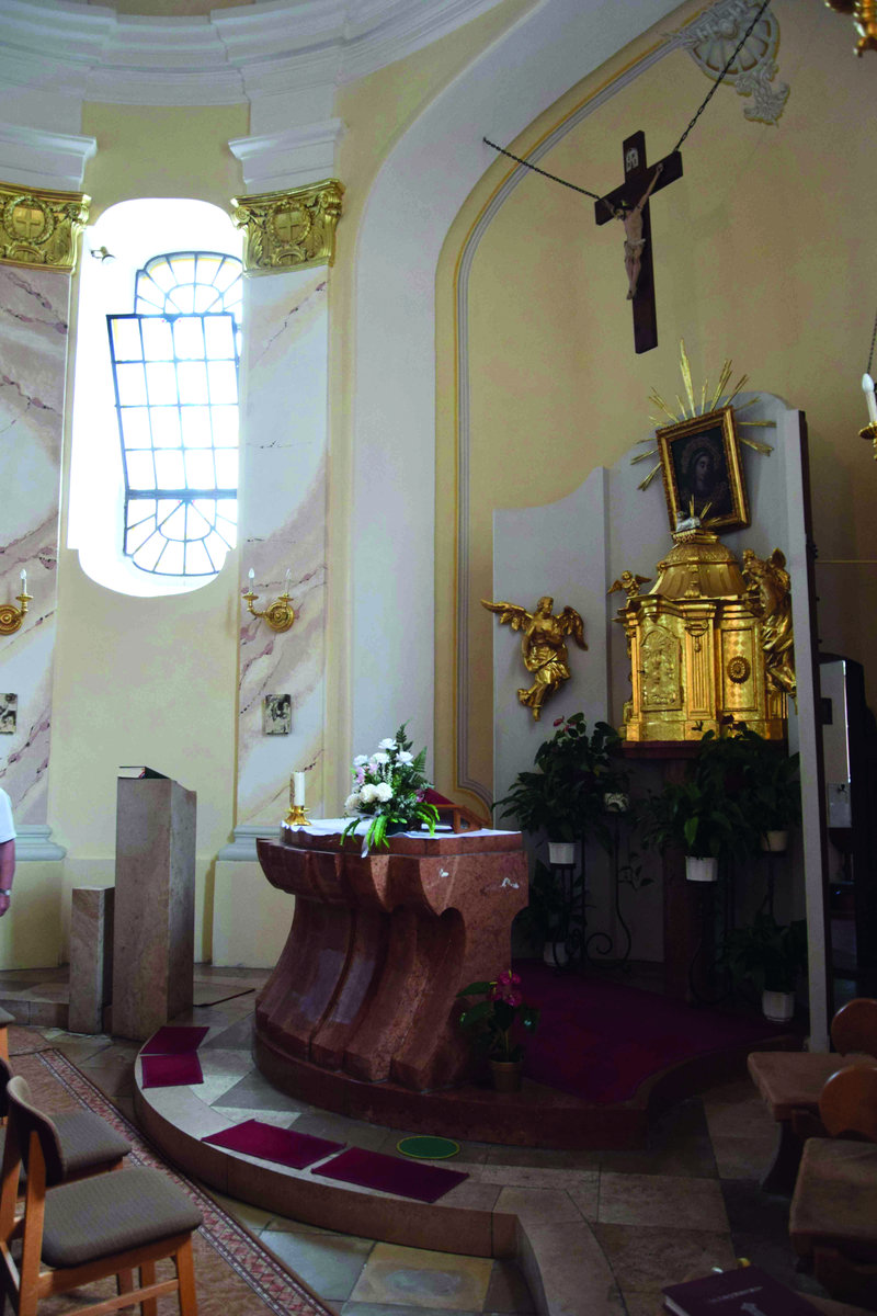 Főszentély a fellelt régi berendezés elemeiből