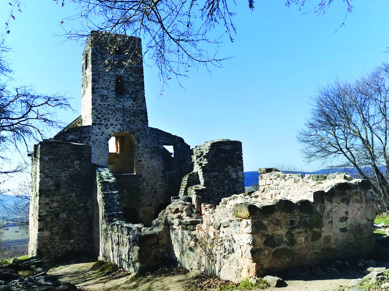 A romok a szentély felől