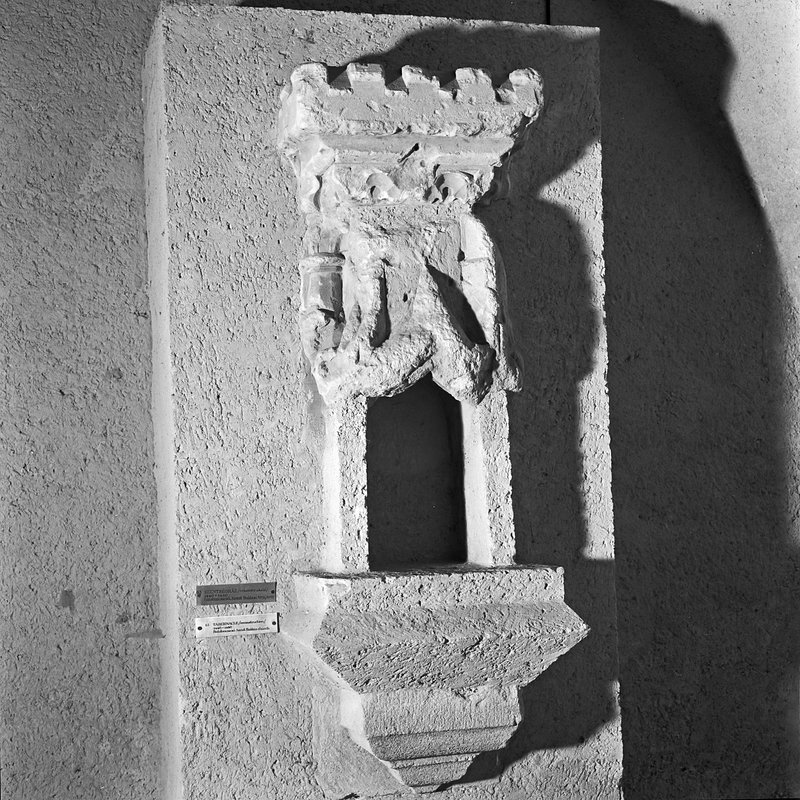 A késő gótikus faragott kő pasztofórium a Tihanyi Múzeum egykori