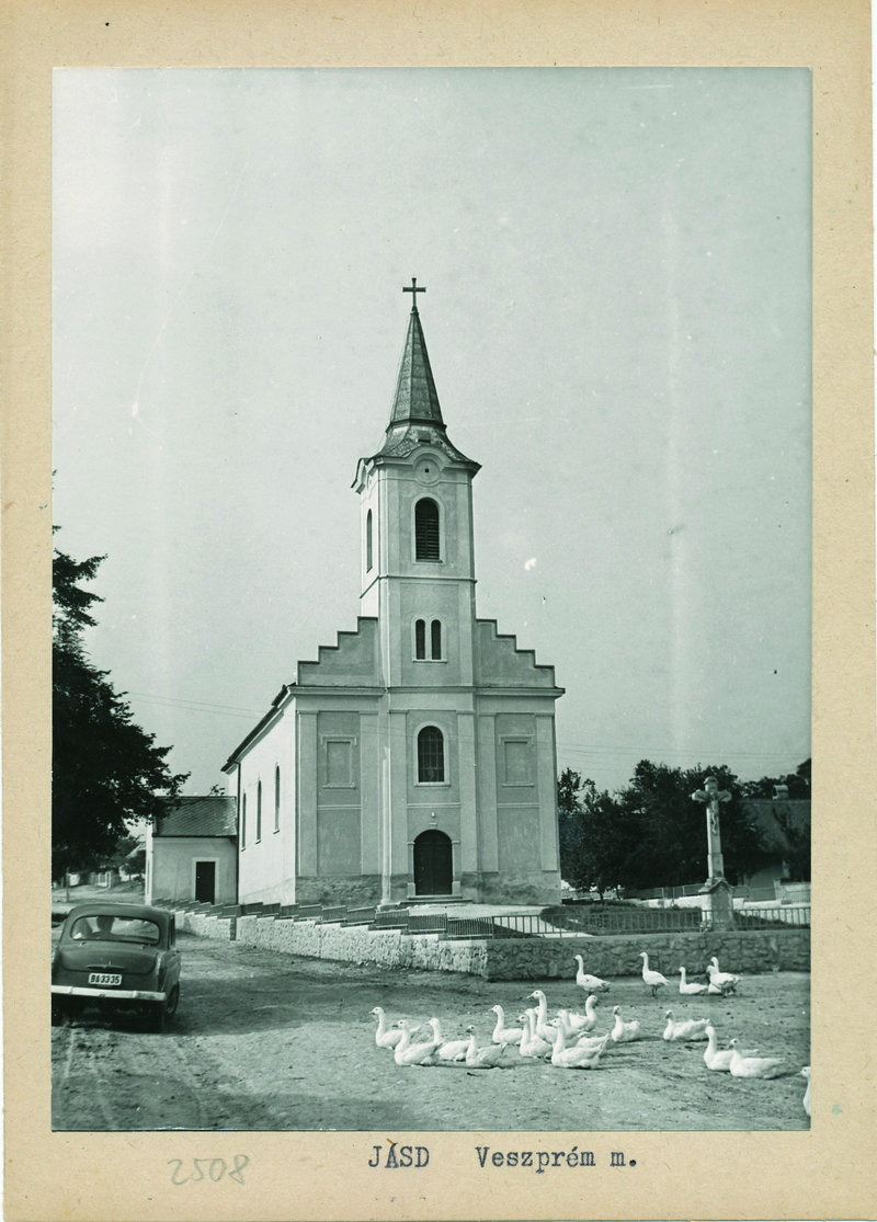 A plébániatemplom főhomlokzata, 1960-as évek vége