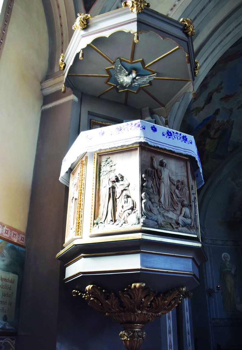 A szószék a bal oldali diadalívpillér előtt