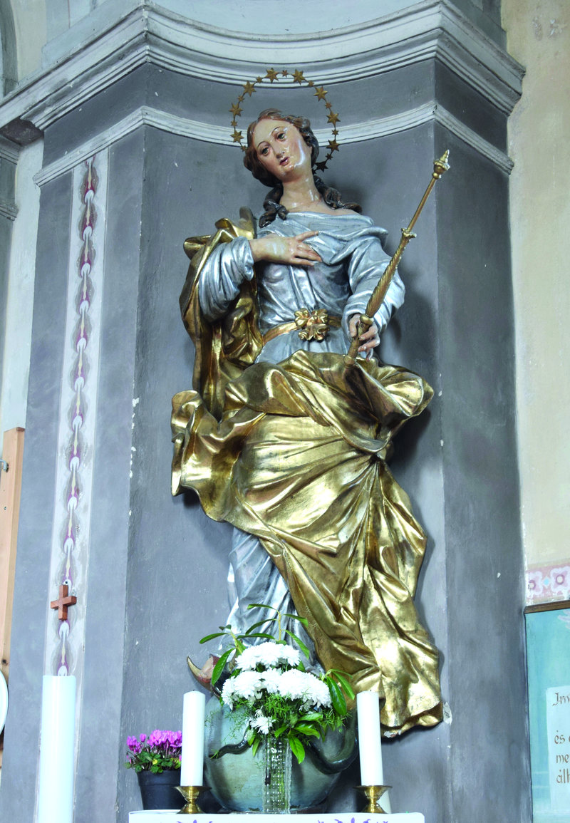 Szűz Mária-szobor a jobb oldali diadalívpillér előtt