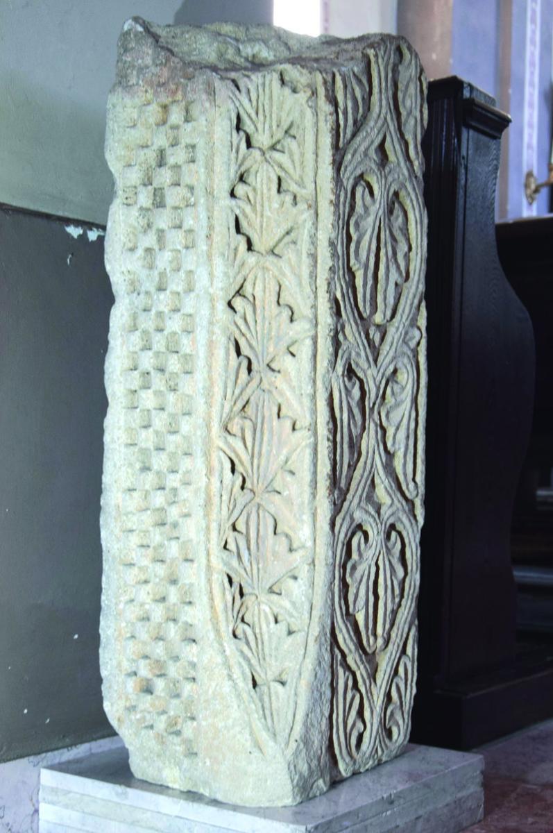 Az 1991-ben a templom előtt álló kereszt talapzatából előkerült belső sarokelem a templomban elhelyezve