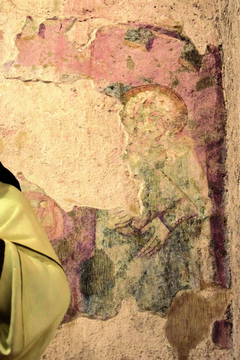 Középkori falképtöredék a déli diadalívpilléren