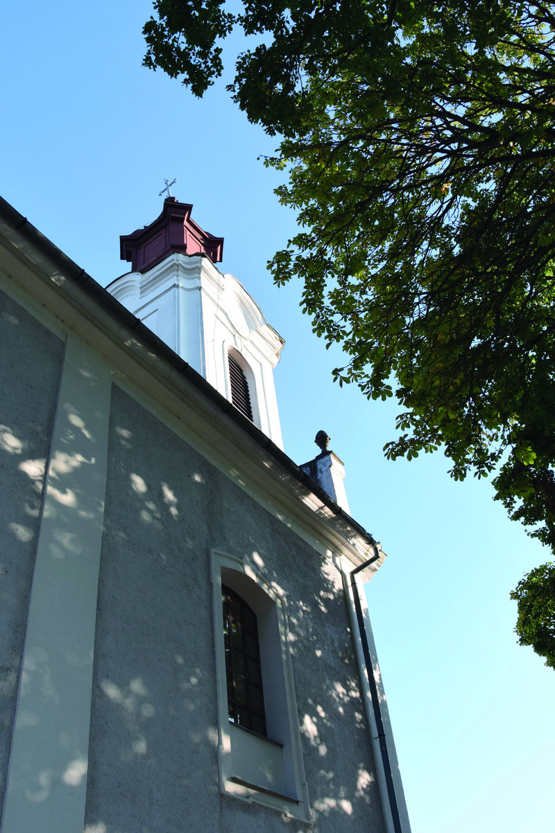 A templom északi oldalfala a toronnyal