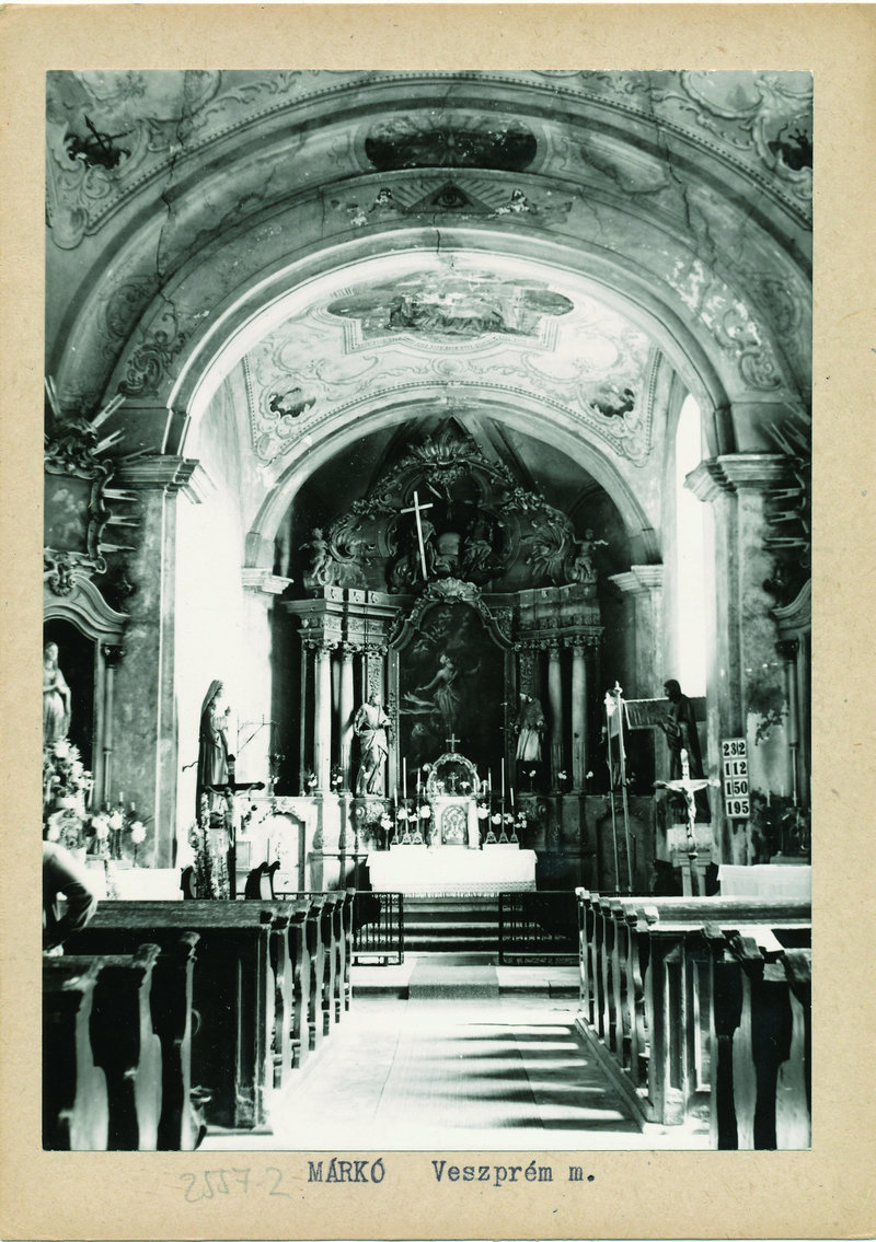 A templombelső a szentély felé az 1970-es évek elején