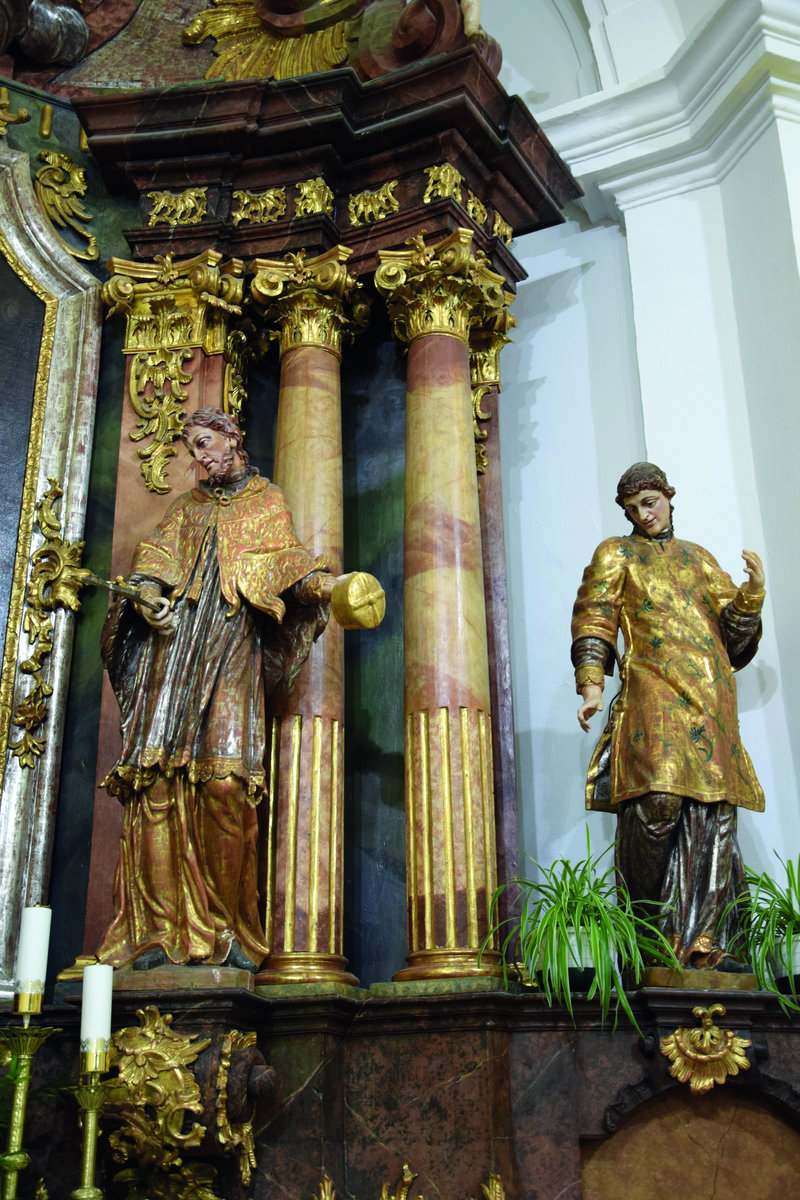 A barokk főoltár részlete, Nepomuki Szent Jánossal és a Szent István protomártírral