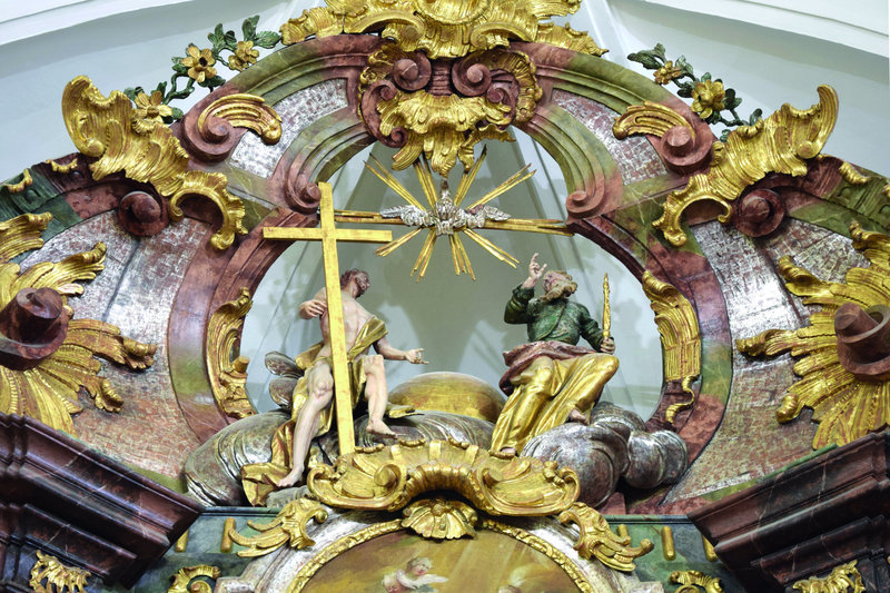 A főoltár oromzatában a Szentháromság szoborcsoportja