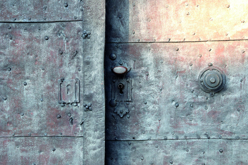 A nyugati kapu lemezborításos ajtajának részlete, restaurálás előtt