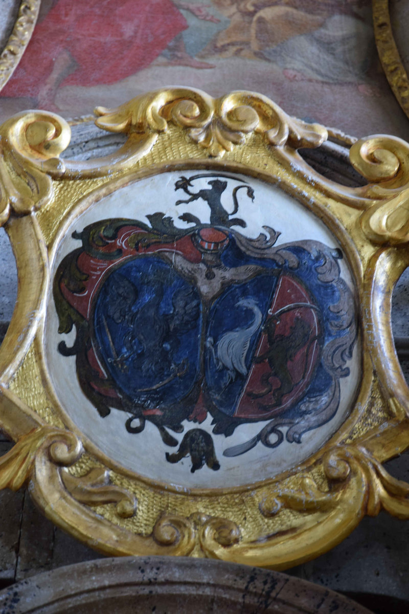 Kettős címer az északi oldalkápolna barokk oltárán. Bal ovális mezőben a Szegedy-családé, jobbra Szegedy Ferenc második feleségének, Medgyesi Somogyi Rozáliának családi címere. (Fotó: Simon Anna, 2025. augusztus)