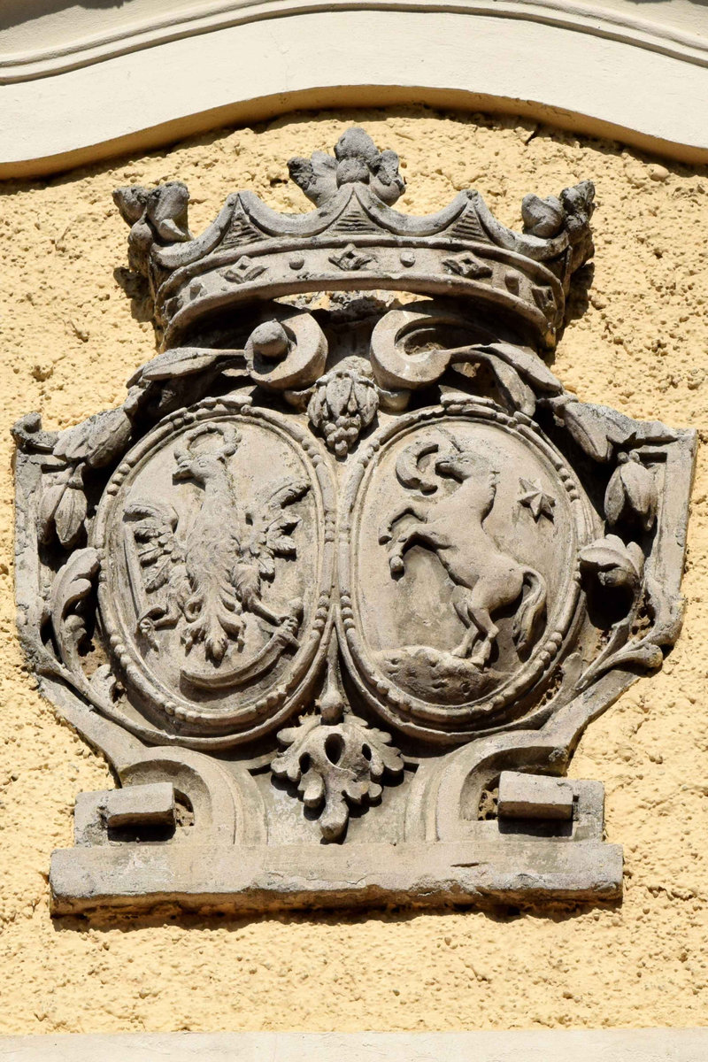 A mai barokk templomot építő házaspár koronás kettős címere a homlokzaton: balra a Szegedy-, jobbra a Rosty-családé. (Fotó: Simon Anna, 2025. augusztus)