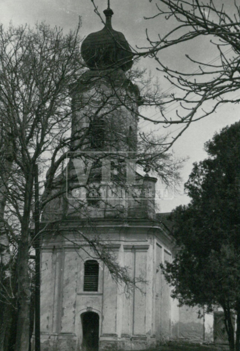 A tornyos főhomlokzat a háború utáni években (Fotó: VFKL Archív .....)