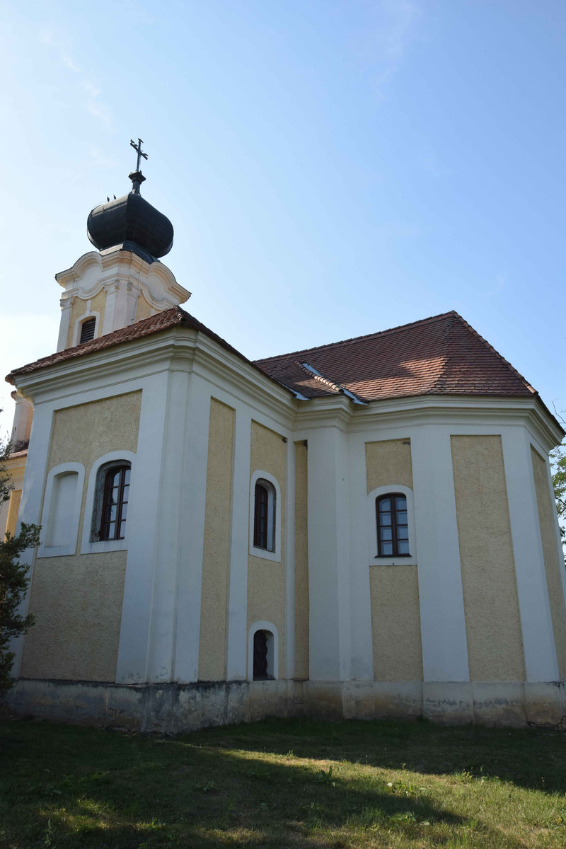 A szentély és előtte a kétszintes bővítmény sekrestyével, oratóriummal(Fotó: Simon Anna, 2025. augusztus)