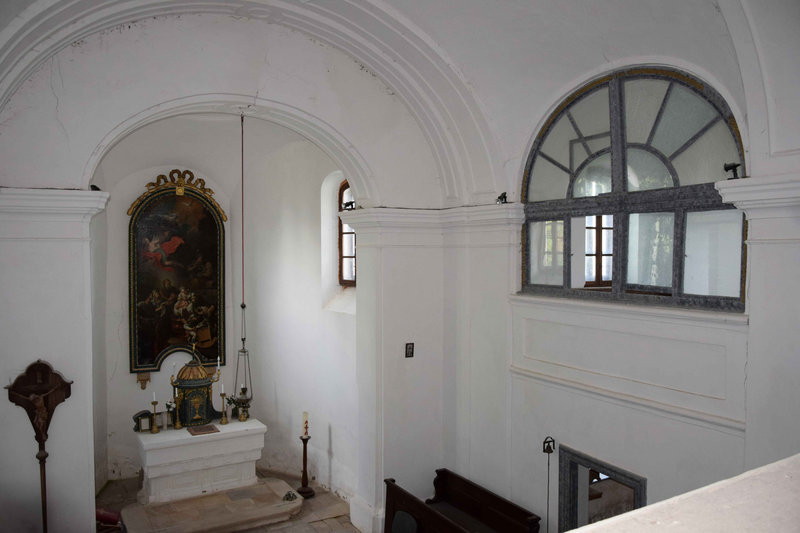 A főszentély és a diadalív előtt az oratórium (Fotó: Simon Anna, 2025. augusztus)