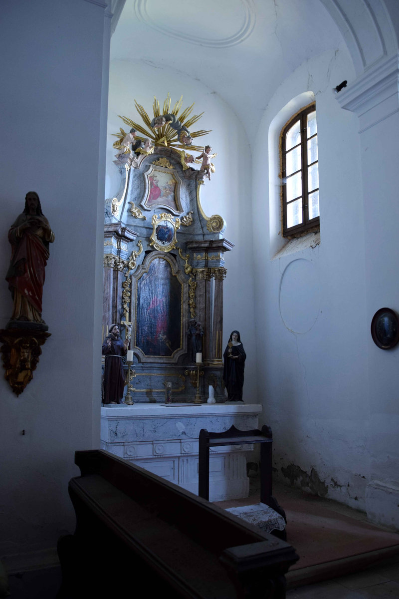 Az északi mellékkápolna a barokk Szent Flórián oltárral (Fotó: Simon Anna, 2025. augusztus)