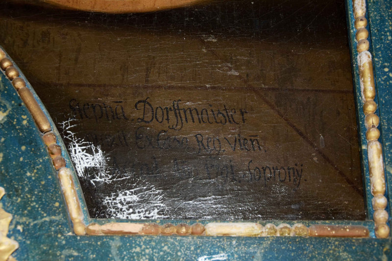 A főoltárkép Stephan Dorfmeister-szignója (Fotó: Simon Anna, 2025. augusztus)