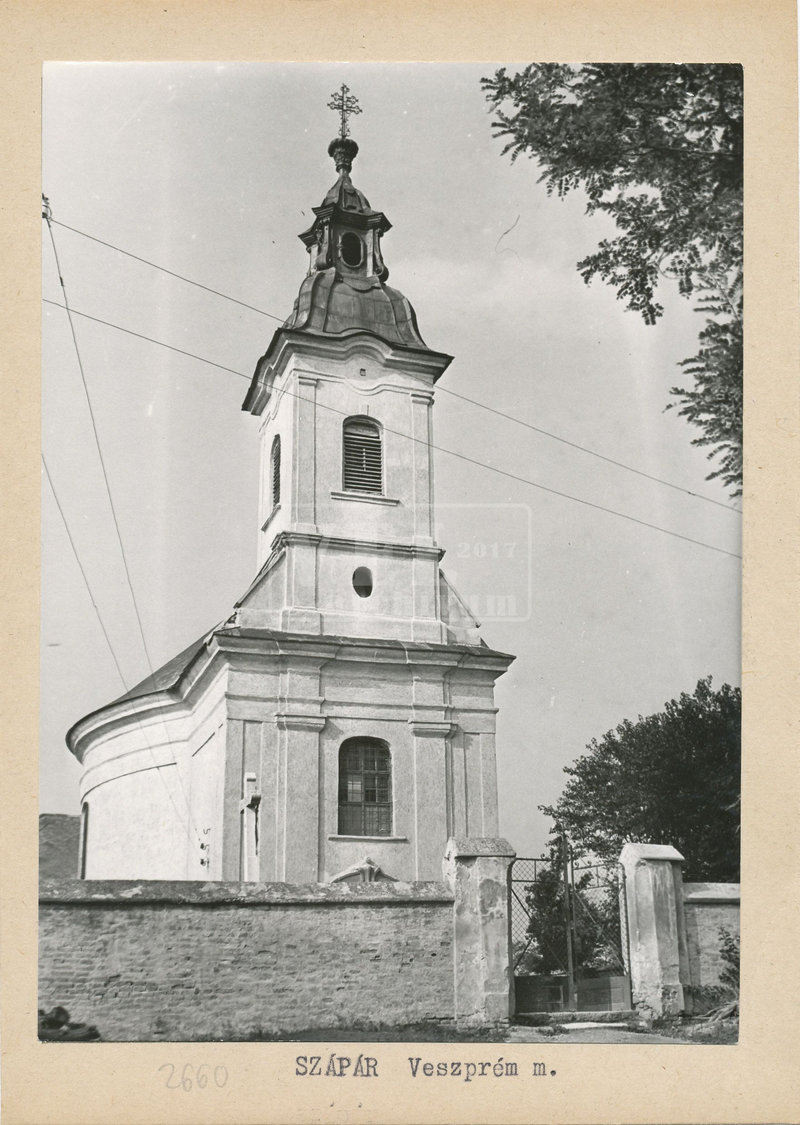 A templom főhomlokzata 1970 körül. (Fotó: VKFL)