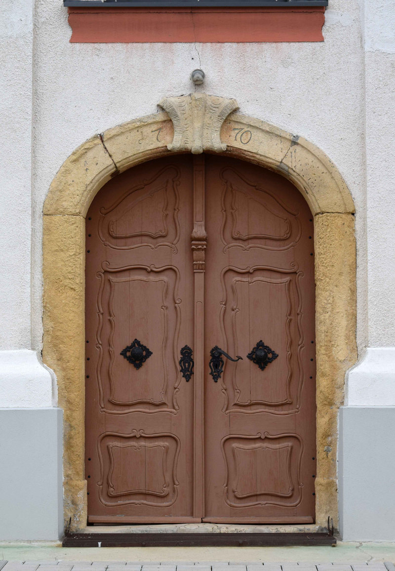 A templomkapu kőkeretén az építés 1770-es évszámával (Fotó: Simon Anna, 2025)