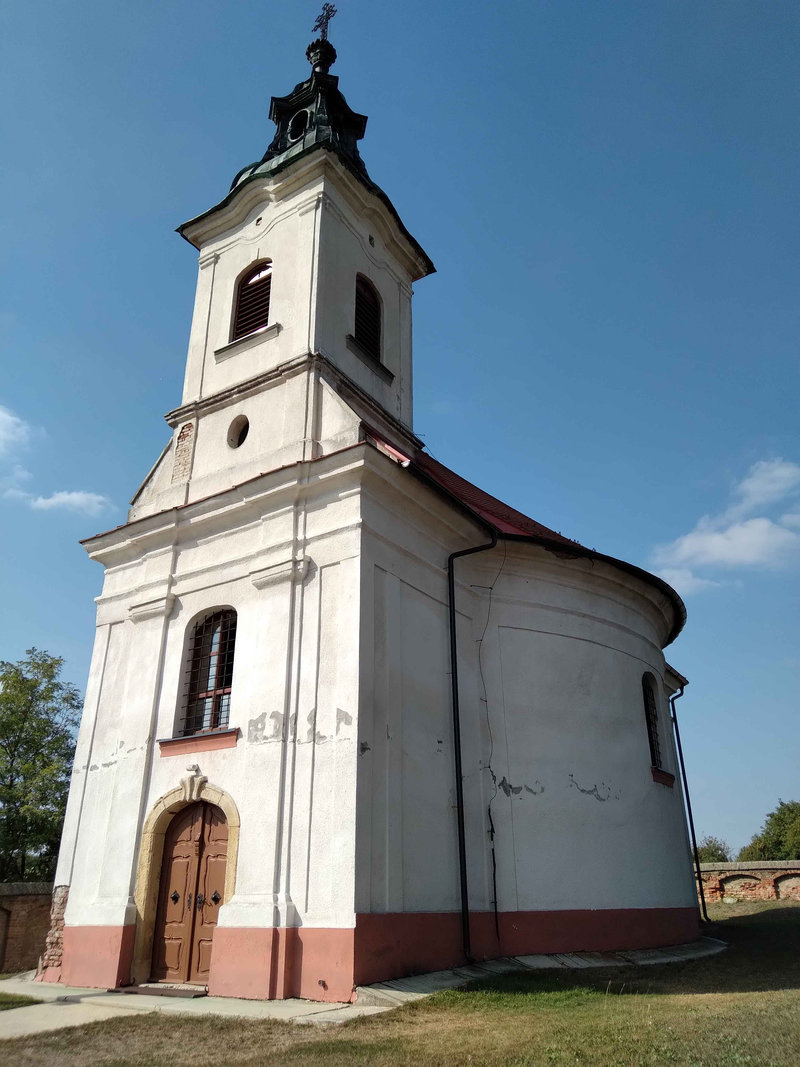 A homlokzati tornyos, ovális hajóval alakított barokk templom lanternás sisakkal (Fotó: Simon Anna, 2021)