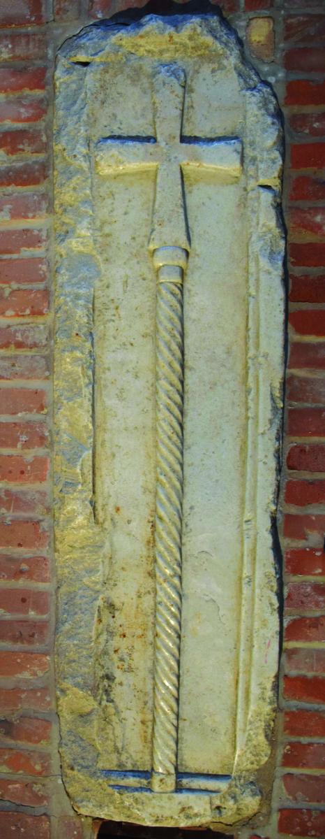 11. századi fehérmárvány sírkő az altemplomban