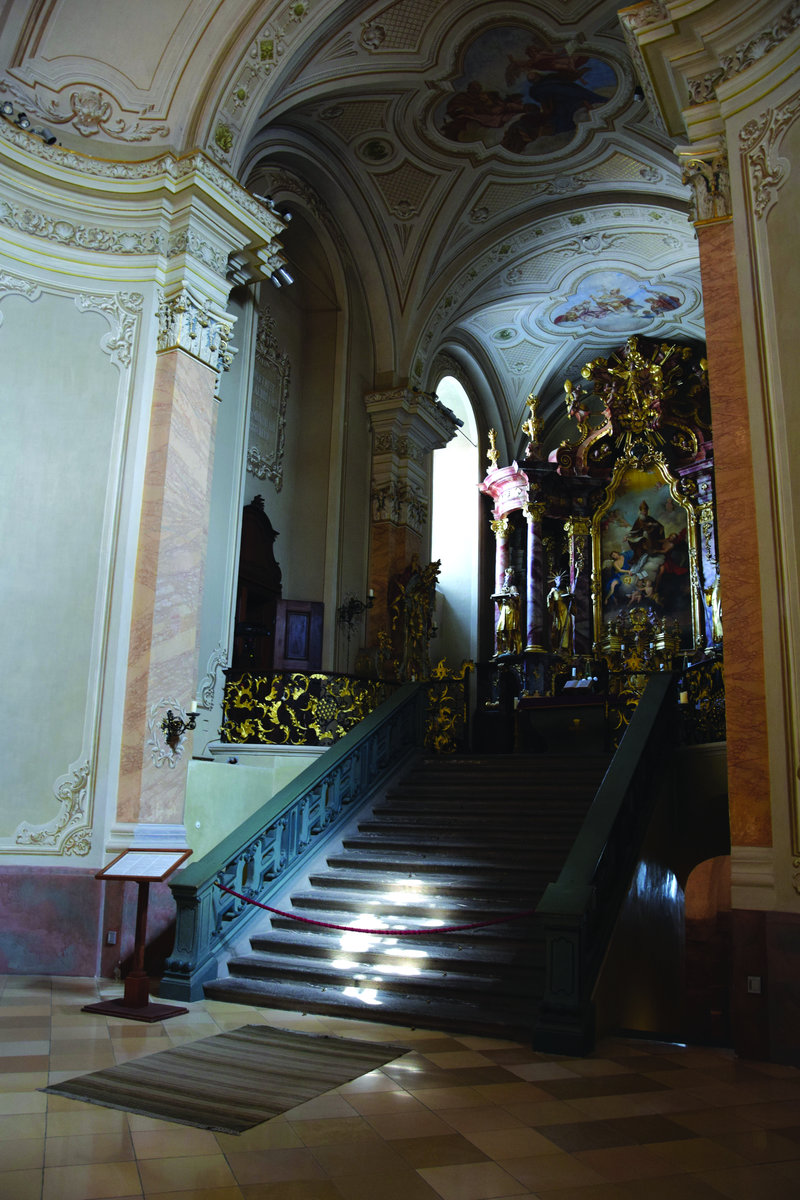 A barokk szentély az altemplom lejáróival