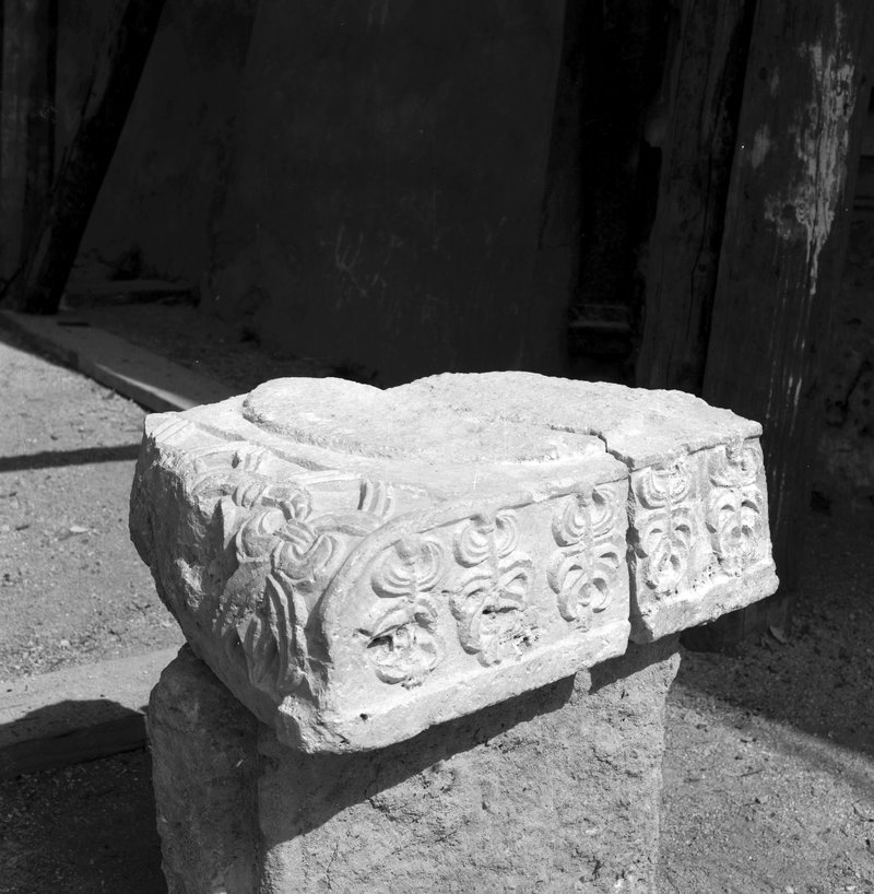 A barokk falazatból kibontott palmettás vállkőfejezet, 1965