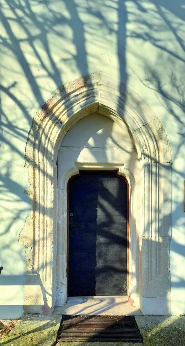 A templom gótikus déli kapuja