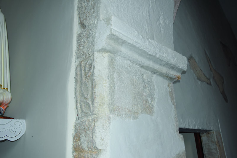 Másodlagos faragvány az északi diadalívpillérben