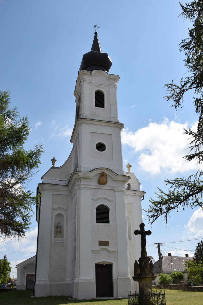 A zalahalápi templom főhomlokzata, a kapu felett az 1770-es építési felirattal, oromzatában az építtető Bogyai Ignác címerével (Fotó: VFKL, 2023.)