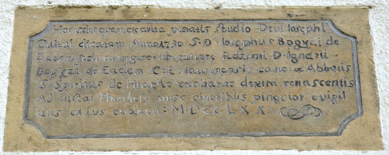 Építési felirat a bejárat felett (Fotó: VFKL, 2023.)