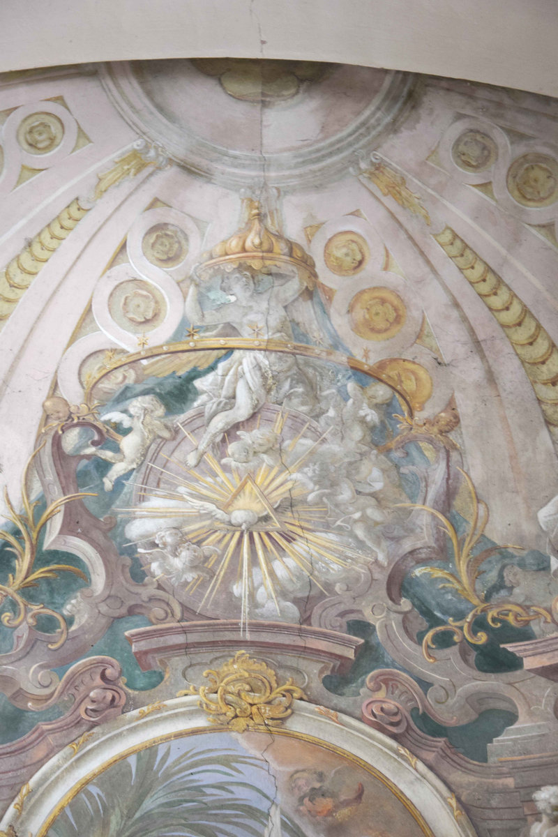 A szentélyzáradékban az oltárkép feletti korona és boltozat architekturális barokk festése (Fotó: VFKL, 2023.)