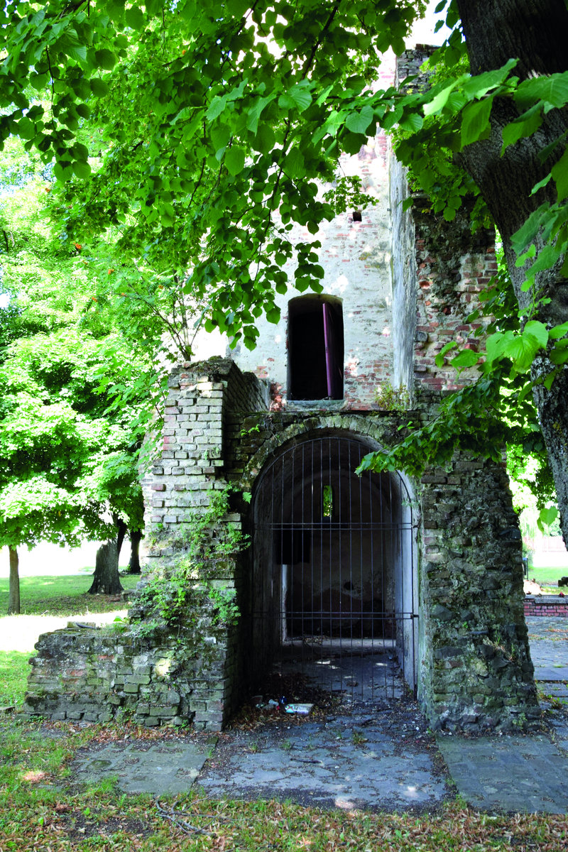 Az északi torony nyugat felől, alsó szintjén a boltozott sekrestyével