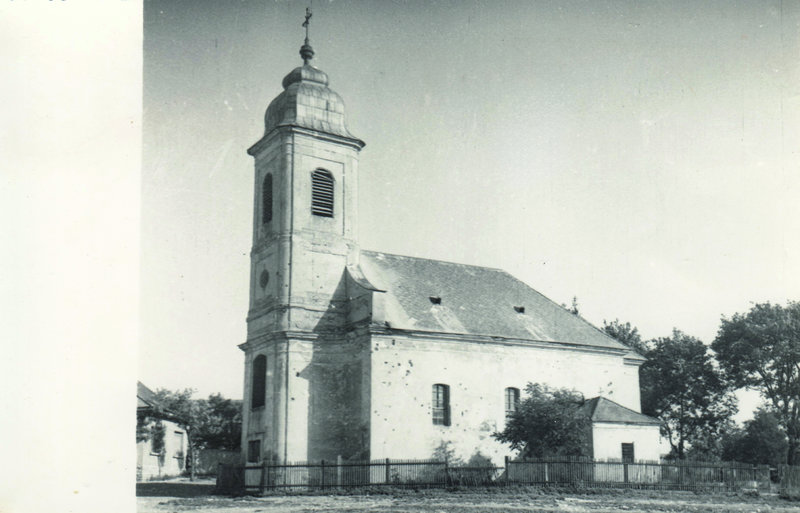 A zirci Fájdalmas Szűzanya-templom dél felől