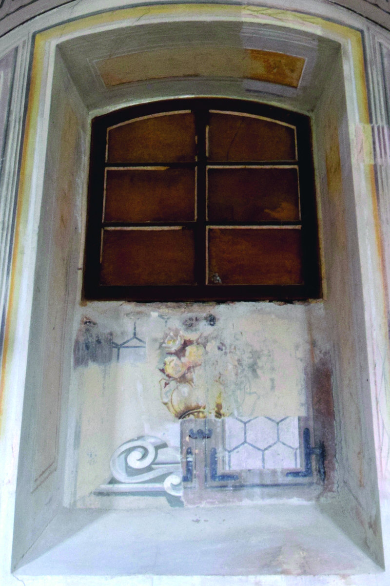 A sekrestyeajtó feletti vakablak kétrétegű kifestéssel