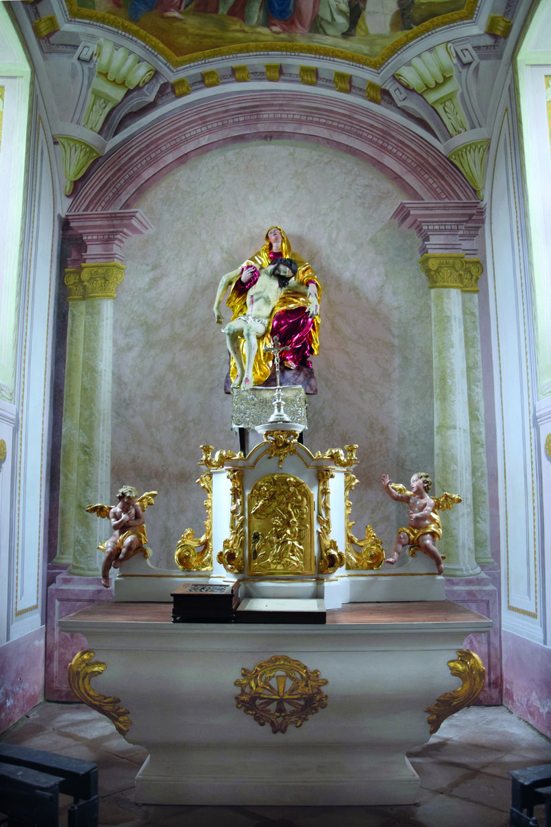 A szentély a barokk oltárral és a Pietà-szoborral restaurálás után